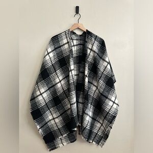 Old Navy black and white plaid poncho scarf, one size, new with tags